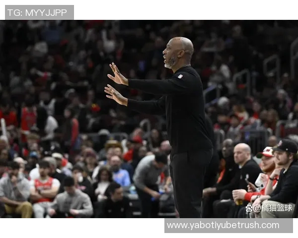 比卢普斯称赞杨瀚森篮板表现强调球队需加强篮下防守力度