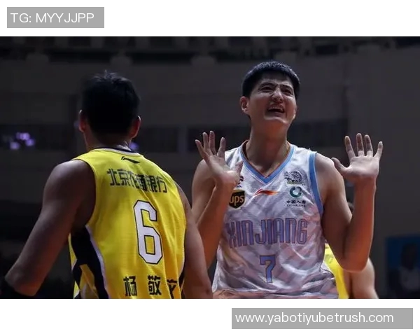 克莱替补首节表现出色5分钟内贡献5分2板1助1断展现冷静实力