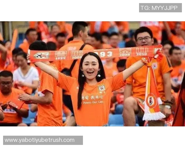 巴黎球迷大巴深夜抛锚高速上80人被困数小时等待救援